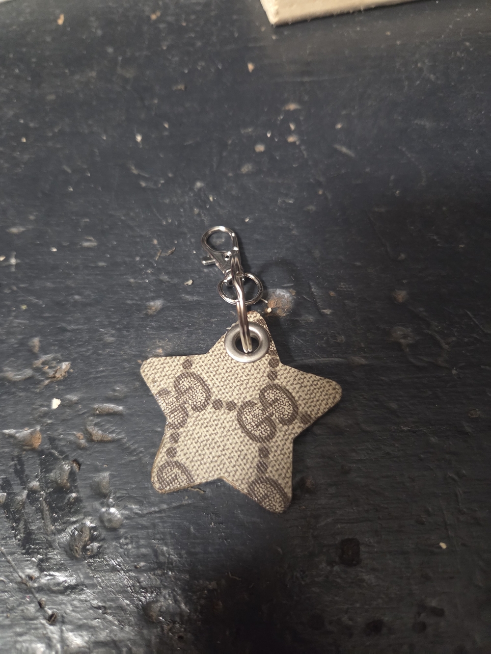 Star Keychain with Interlocking G Pattern - Beige/Brown